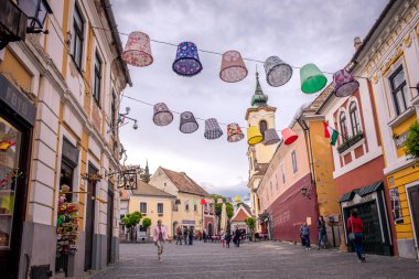 Szentendre, Macaristan - 30 Nisan 2019: Budapeşte, Macaristan yakınlarındaki sevimli küçük Szentendre kasabasının tipik kaldırımlı caddesi.