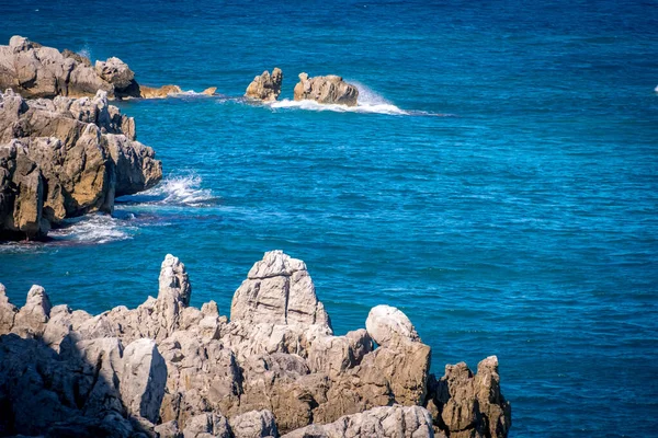 Costa rocciosa del Mar Tirreno in Sicilia città costiera medievale Cefalù — Foto Stock