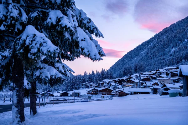 典型的澳大利亚村庄在冬日的早晨日出时。 雪冬林树木及太罗山屋 — 图库照片