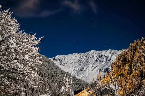 位于奥地利Stubai山谷Neustift镇的冬夜山景和一颗寂静的星星. — 图库照片