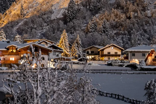 Paisagem noturna de inverno com vista para a cidade tirolesa austríaca de Neustift, no fundo de abetos na neve — Fotografia de Stock