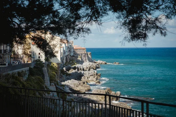 ティレニア海の岩の海岸とシチリア島沿岸の中世都市セファルの中世の家 — ストック写真