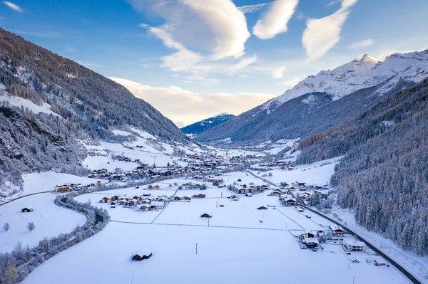 在奥地利的Neustift镇，冬季的早晨城市景观。 从空中俯瞰阿尔卑斯山谷. Tyrol, Stubai — 图库照片