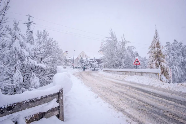 Зимний пейзаж в городе Нойстифт в долине Стубай в Австрии. Снежная дорога в центре Нойстифта — стоковое фото