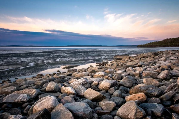 해질 녘 백해 연안의 돌들. 차가운 물, 여름, 하얀 밤. — 스톡 사진