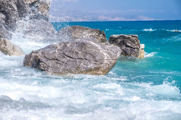 Famous vertical rock on Preveli beach in Crete, Greece — Stock Photo, Image