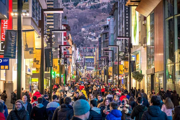 Andorra La Vella, Andorra: 16 Şubat: Birçok kişi sokakta yürüyor Meritxell