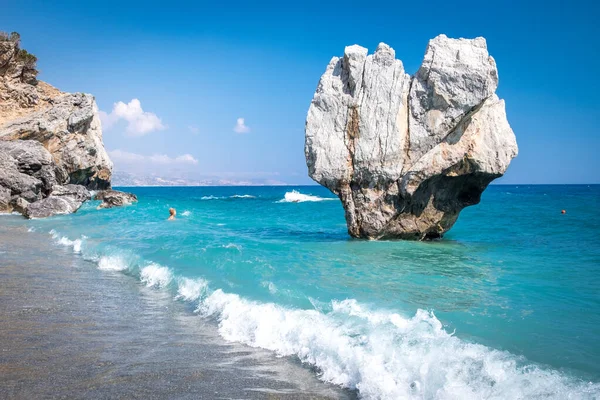 Famous vertical rock on Preveli beach in Crete, Greece — Stock Photo, Image