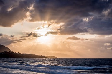 Cefalu, Sicilya 'da gün batımında güzel bir deniz ve ipuçları.