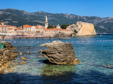 Karadağ 'ın Budva kentinden eski kentin manzarası.