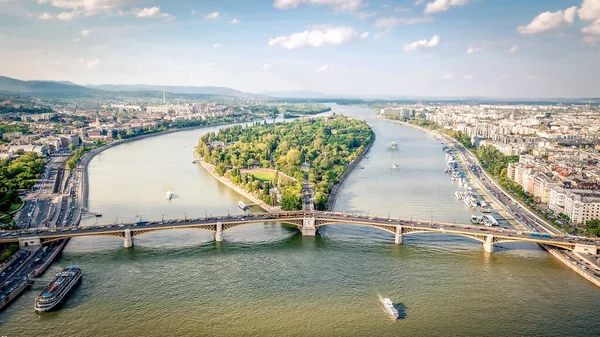 Hava fotoğrafı Margaret Adası 'nı ve Macaristan' ın Budapeşte kentindeki Margaret Köprüsü 'nü gösteriyor.