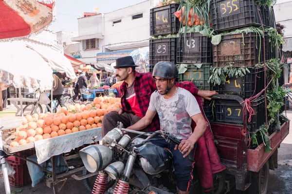 エル・ジャディダ、モロッコ: 4月11 、 2019:モロッコの男性はオートバイにタンジェリンを運ぶ — ストック写真