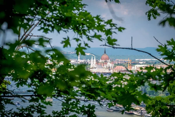 Budapest paisaje urbano con edificio del Parlamento húngaro y río Danubio, Hungría — Foto de Stock