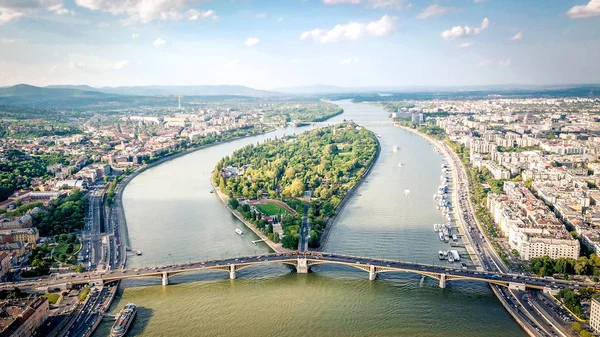 Hava fotoğrafı Margaret Adası 'nı ve Macaristan' ın Budapeşte kentindeki Margaret Köprüsü 'nü gösteriyor.