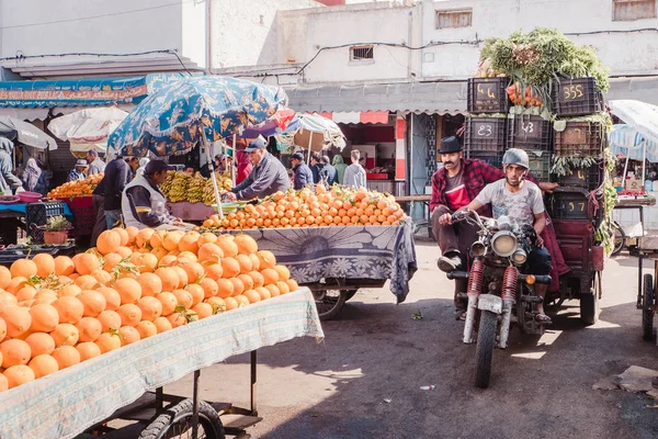 エル・ジャディダ、モロッコ: 4月11 、 2019:モロッコの男性はオートバイにタンジェリンを運ぶ — ストック写真