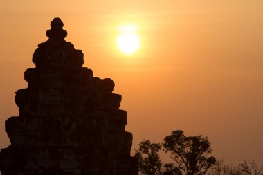 Gün batımında Angkor 'daki Pre Rup tapınağında romantik aşk silueti..