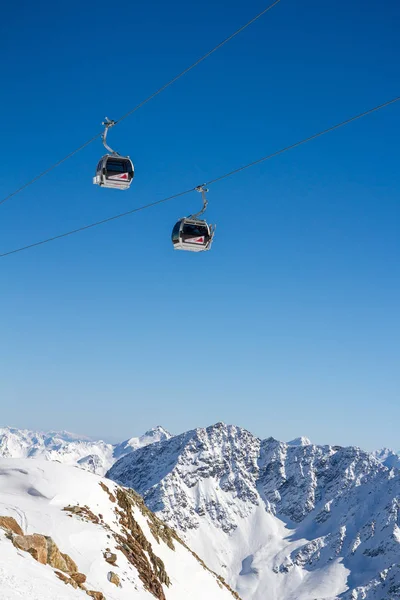 Cabinas de dos teleféricos góndola en los Alpes en Solden, Tirol, Austria —  Fotos de Stock