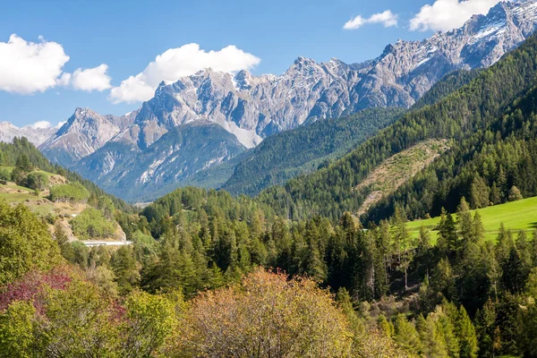 パスソ・ディ・マロハ-スイスの山が通過します。マロハ、ベルニナ、ジュリア — ストック写真