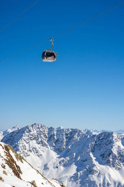 奥地利蒂罗尔索尔登阿尔卑斯山的贡多拉缆车 — 图库照片