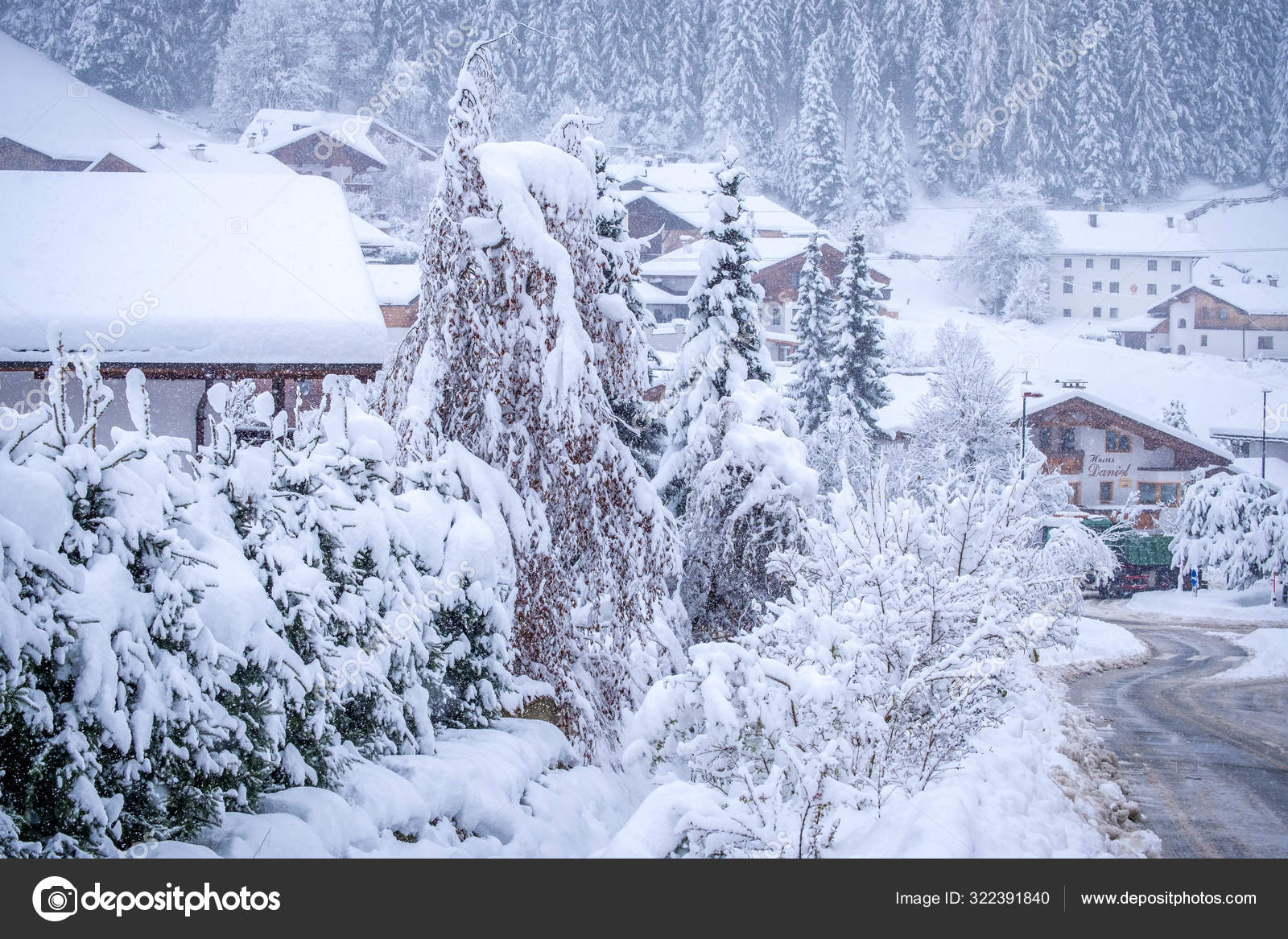 Winter landscape in the town of Neustift in the Stubai Valley in Austria. Snow covered trees after heavy snow — Stock Photo... 