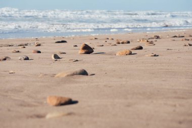 Kumlu okyanus kıyıları gün batımında. Atlantik Okyanusu, Fas