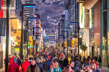 Andorra La Vella, Andorra: 16 Şubat: Birçok kişi sokakta yürüyor Meritxell