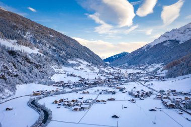 Avusturya 'nın Neustift kasabasında kış sabahı manzarası. Alp Dağları Vadisi 'nin havadan görünüşü. Tyrol, Stubai