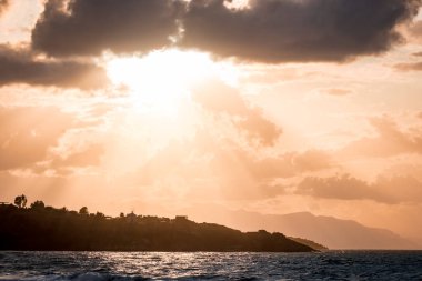 Cefalu, Sicilya 'da gün batımında güzel bir deniz ve ipuçları.
