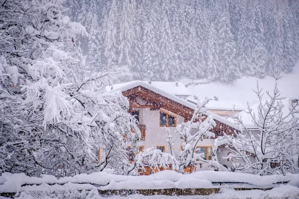 Paisagem de inverno na cidade de Neustift, no Vale Stubai, na Áustria. Casa tirolesa em meio a neve pesada e abetos — Fotografia de Stock