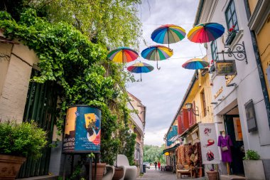 Szentendre, Macaristan - 30 Nisan 2019: Macaristan 'ın Budapeşte kenti yakınlarındaki küçük Szentendre kasabasında şemsiyelerle süslenmiş sokak.