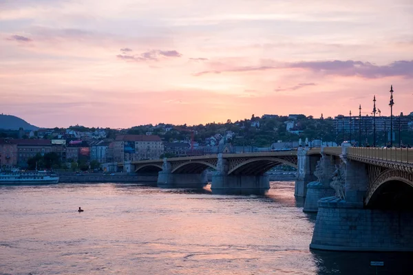 Margit o Margaret Bridge en Budapest al atardecer — Foto de Stock