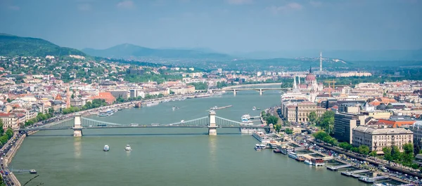 Αστικό τοπίο της Βουδαπέστης με Κτήριο Ουγγρικού Κοινοβουλίου και στον ποταμό Δούναβη, Ουγγαρία — Φωτογραφία Αρχείου
