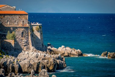 Tyrhenian Denizi 'nin kayalık kıyıları ve Sicilya kıyı şehri Cefalu' nun ortaçağ evleri
