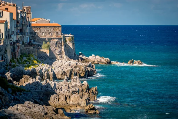 Камені узбережжя Тірренського моря і середньовічні будинки сицилійського узбережжя середньовічного міста Сефалу — стокове фото