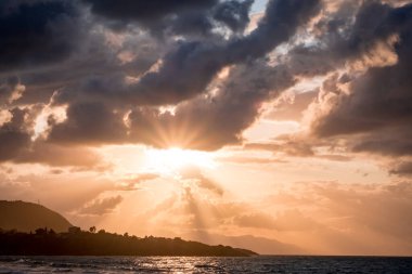 Cefalu, Sicilya 'da gün batımında güzel bir deniz ve ipuçları.