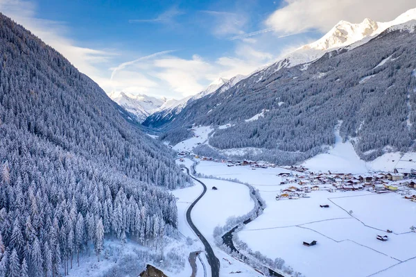 在奥地利的Neustift镇，冬季的早晨城市景观。 从空中俯瞰阿尔卑斯山谷. Tyrol, Stubai — 图库照片