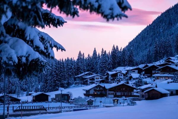 Aldeia austríaca típica em uma manhã de inverno ao nascer do sol. Floresta de Inverno nevado Árvores e casas tirolesas — Fotografia de Stock