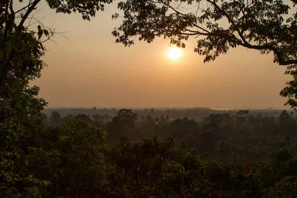 Cielo del atardecer en cambodia templo —  Fotos de Stock