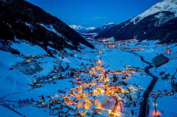 奥地利Neustift镇的冬夜城市景观。 市中心和教堂的空中景观。 夜间照明房屋和交通信号灯. 斯图拜山谷蒂罗尔 — 图库照片