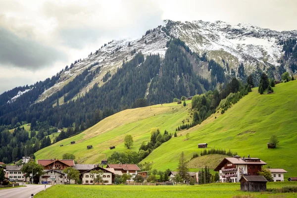 Alpina byn Holzgau, Lechtal, Österrike. — Stockfoto