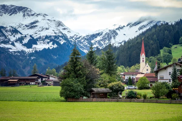Alpine village of Holzgau, Lechtal, Austria. — Stock Photo, Image