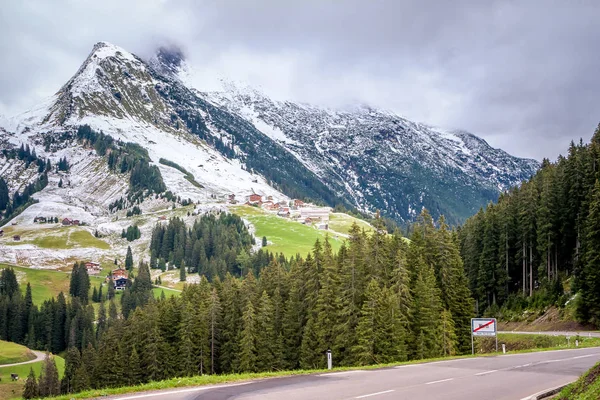 Paysage de montagne dans le village alpin de Warth, Lechtal, Autriche . — Photo