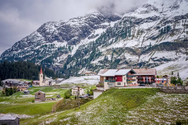 Mountain landscape in alpine village of Warth, Lechtal, Austria. — Stock Photo, Image