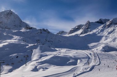Tyrol, Avusturya 'daki Stubai Buzulu' nda kayak merkezi.