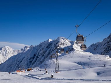 Tyrol, Avusturya 'daki Stubai Buzulu' nda kayak merkezi.