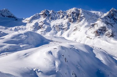Tyrol, Avusturya 'daki Stubai Buzulu' nda kayak merkezi.
