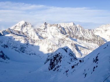 Tyrol, Avusturya 'daki Stubai Buzulu' nda kayak merkezi.