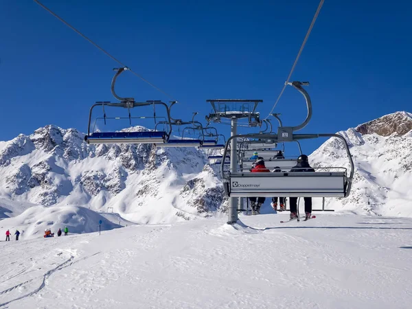 Avusturya 'nın Tyrol kentindeki Stubai Buzulunda kayak tesisinde kayak kaldırma