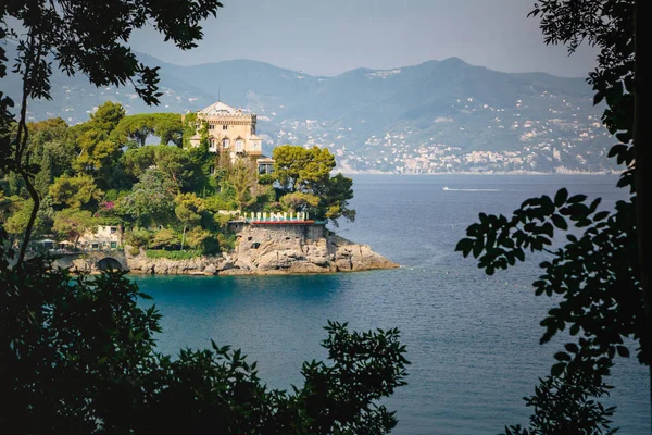 Paisaje de verano en la costa de Liguria en Italia cerca de Portofino y Santa Margherita Ligure — Foto de Stock
