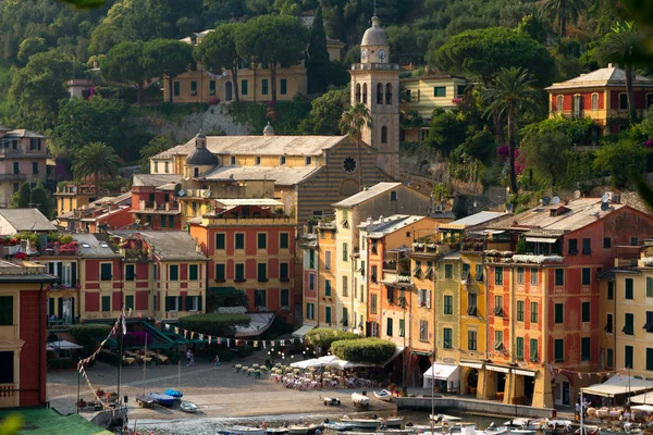Portofino, un pueblo pesquero italiano, provincia de Génova, Italia. Un complejo vacacional con un pintoresco puerto y con famosos y visitantes artísticos . — Foto de Stock